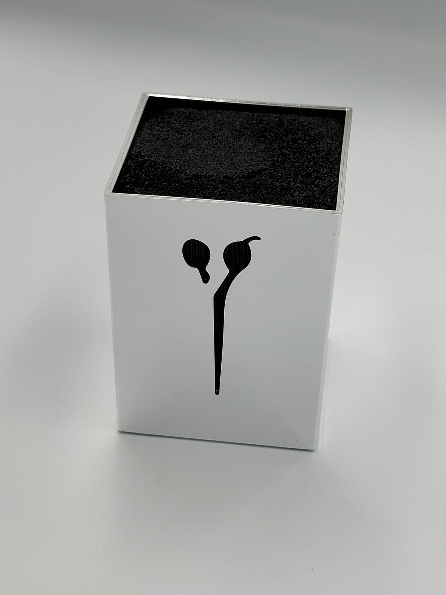 Scissors seat