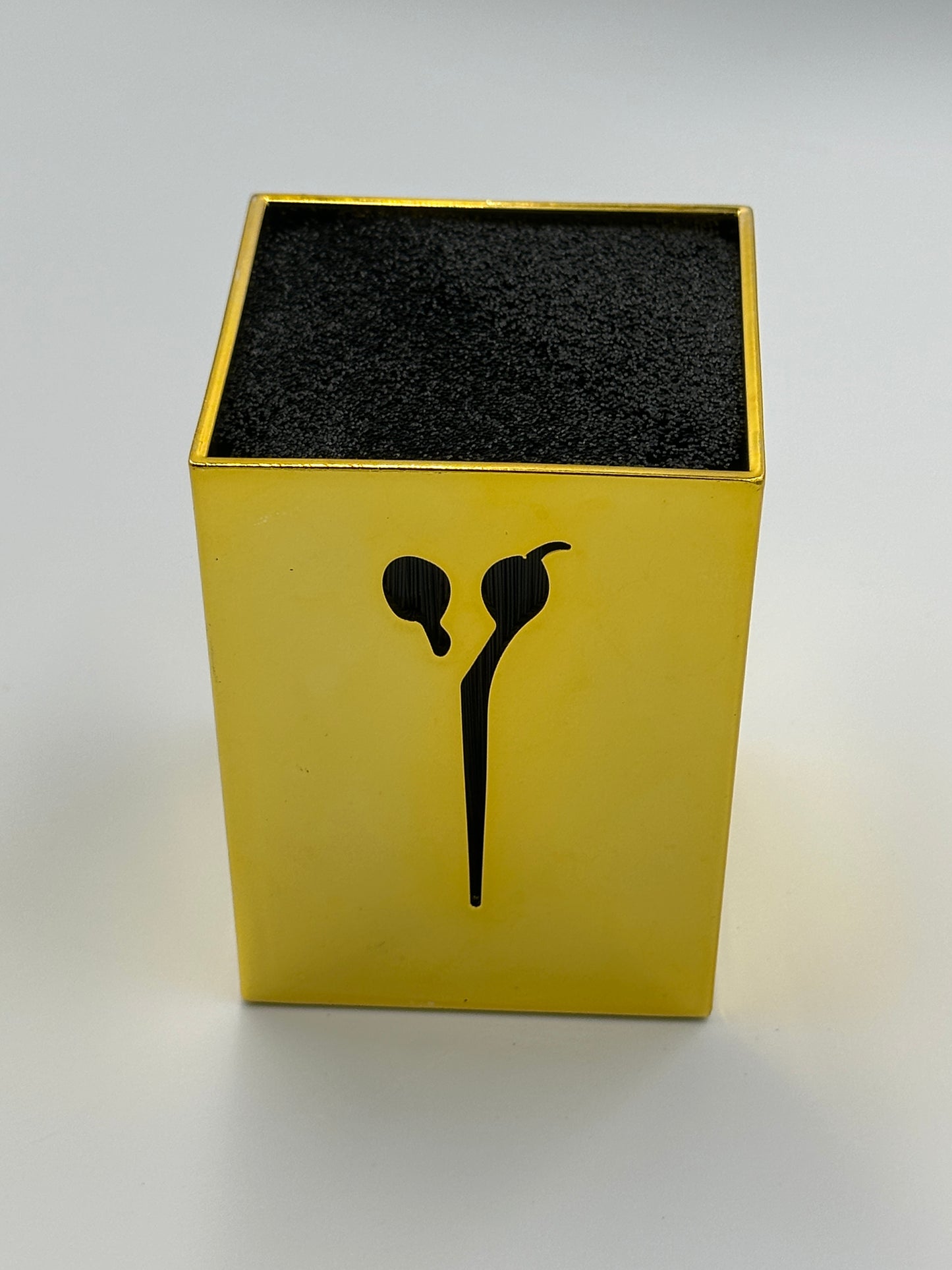 Scissors seat
