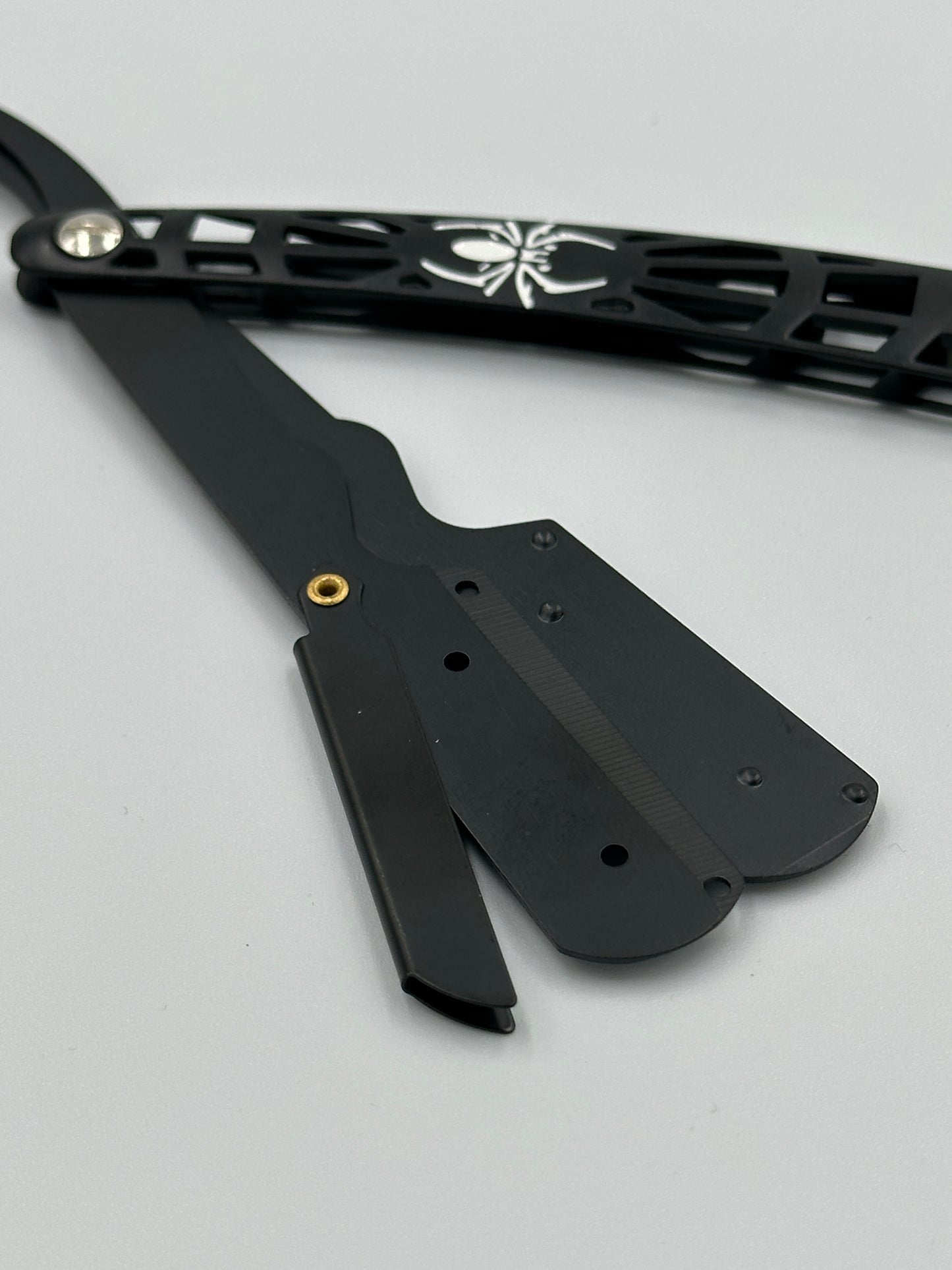 Spider Cutout Straight Razor – Bold & Lightweight Design